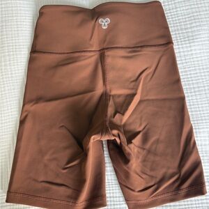 ARITZIA TNA ACTION RIBBED BIKER SHORTS